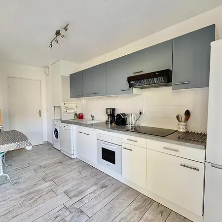 Appartement F2 Avec Terrasse Et Parking Prive A *