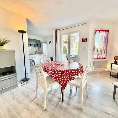 F2 Avec Terrasse Et Parking Prive A Fréjus