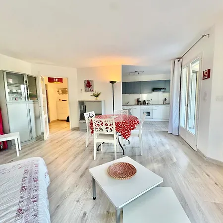 F2 Avec Terrasse Et Parking Prive A * Fréjus