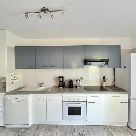 Appartement F2 Avec Terrasse Et Parking Prive A Fréjus