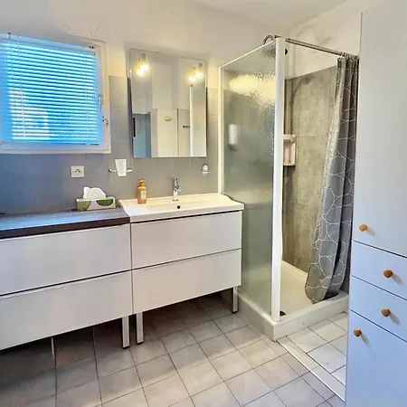 Appartement F2 Avec Terrasse Et Parking Prive A