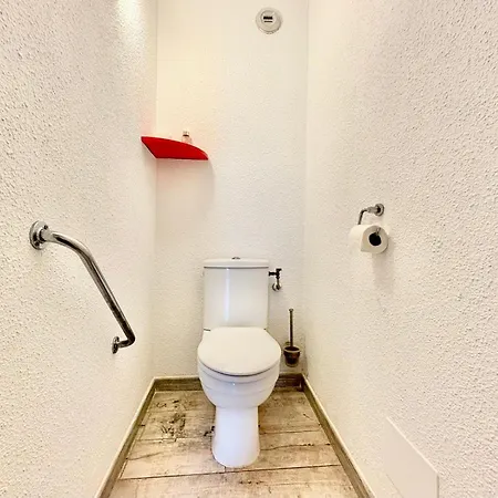 Appartement F2 Avec Terrasse Et Parking Prive A Fréjus