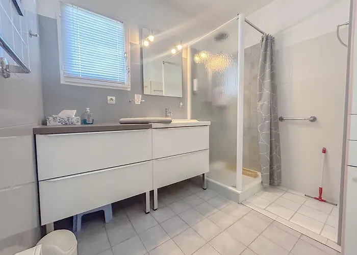 F2 Avec Terrasse Et Parking Prive A *