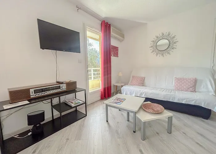 F2 Avec Terrasse Et Parking Prive A Fréjus