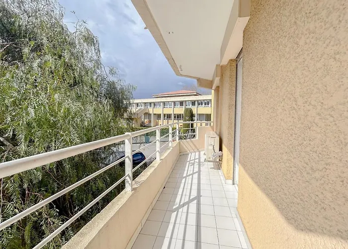 F2 Avec Terrasse Et Parking Prive A アパート